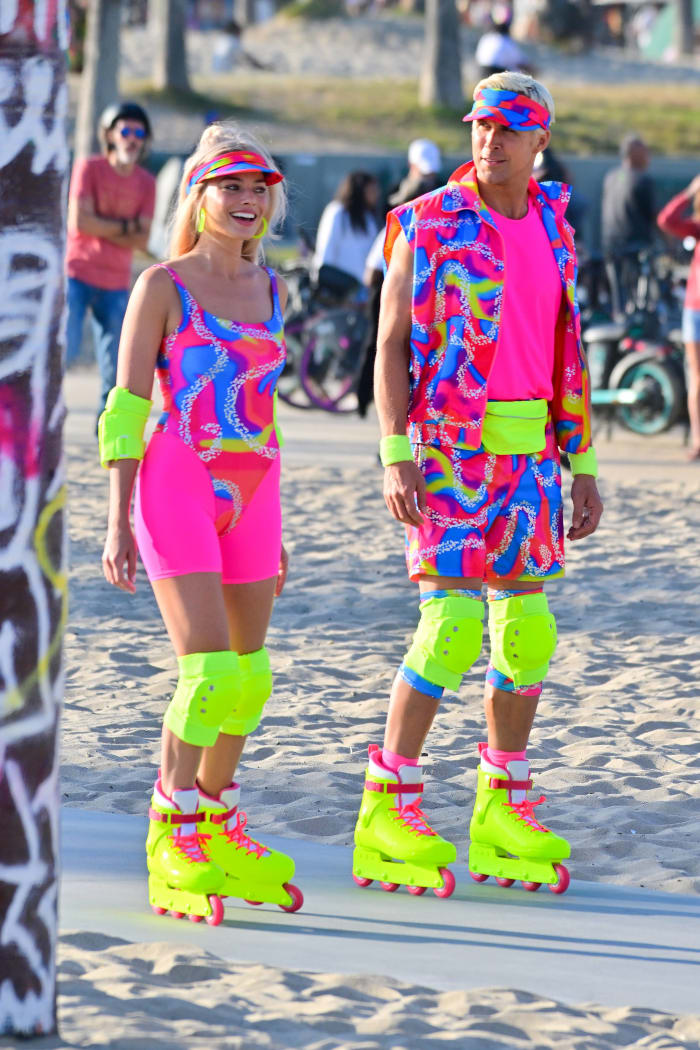 Margot Robbie and Ryan Gosling on rollerblades film new scenes for 'Barbie' in Venice California. 27 Jun 2022.
